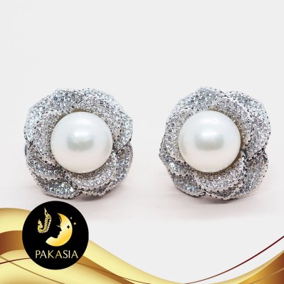 ต่างหูดอกกุหลาบประดับเพชรขอบเพชรดำ  [เงินชุบทองคำขาว] มุกแท้น้ำจืดบาร็อคขาว AA+ ขนาด 10-11mm. / SN0200ZE397
