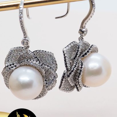 ต่างหูกุหลาบไลท์ดำ  [เงินชุบทองคำขาว] มุกแท้น้ำจืดบาร็อคขาว AA+ ขนาด 10-11mm. / SN0200ZE398