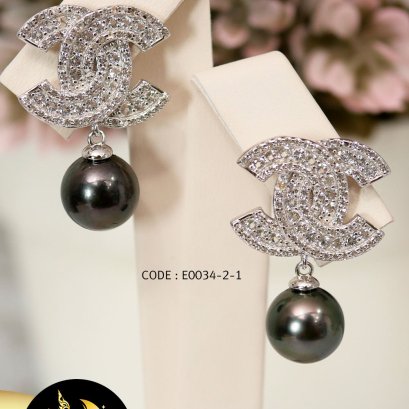 ต่างหูติดหูแชแนลใหญ่ มุกตาฮิติ ขนาด 9 mm เกรด AA+ ตัวเรือนเงินแท้ชุบทองคำขาวประดับพลอยแท้ White Topaz  / E591