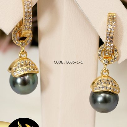 ต่างหู Latch Back ห้อยมุกตาฮิติ  จุกผีเสื้อ ตัวเรือนเงินแท้ชุบทอง ประดับพลอยแท้ White Topaz / E587