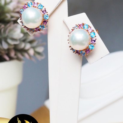 ต่างหูวงกลมประดับพลอยหลากสี 0.7 ct. มุกบาร็อคน้ำจืด ทรง Semi-round สีขาวสะอาด ขนาด ขนาด 10 mm เกรด AA+ บนตัวเรือนเงินแท้ 92.5 ชุบ Pink Gold / SN0080ZE415