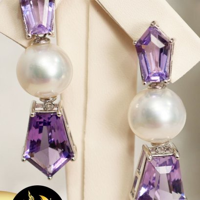 ต่างหูมุก South Sea ห้อยพลอยแท้ Amethyst 15.2 ct. มุก South Sea ทรง Semi-round สีขาว เกรด AA ขนาด 12-13 mm. ตัวเรือนเงินแท้ชุบทองคำขาว / SN1520YE469