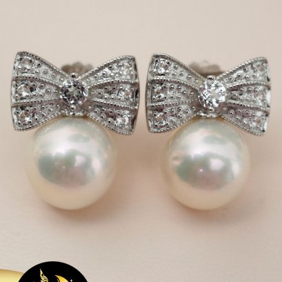 ต่างหู Collection Pakasia มุกแท้โบว์ใหญ่ มุกบาร็อค สีขาว ขนาด 11-12 mm. เกรด AA+ ตัวเรือนเงินแท้ 92.5 ชุบทองคำขาว ประดับพลอยแท้ White Topaz /