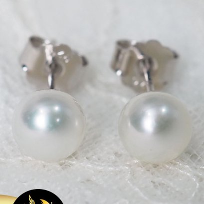 ต่างหูติดหู(คำขาว)  [เงินชุบทองคำขาว] มุกแท้น้ำจืดเซมิขาว AA+ ขนาด 6mm. / SN0080XE367