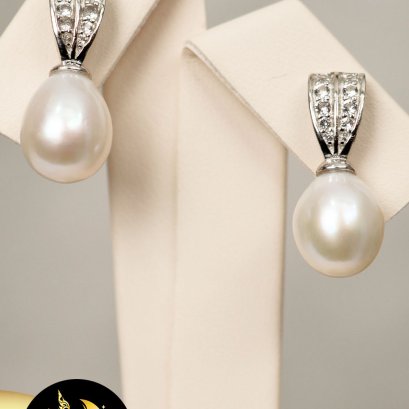 ต่างหูPakasiaใบเรือประดับพลอยแท้ White Topaz มุกบาร็อค สีขาว ตัวเรือนชุบทองคำขาว เกรด AA+ / SN160YE345