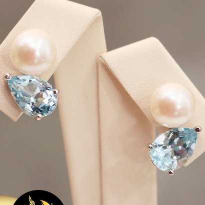 ต่างหูPakasia พลอยแท้ สกายบลูโทแพซ [เงินชุบทองคำขาว] มุกแท้น้ำจืดเซมิขาว AA+ ขนาด 8-8.5mm. / SN0810YE341