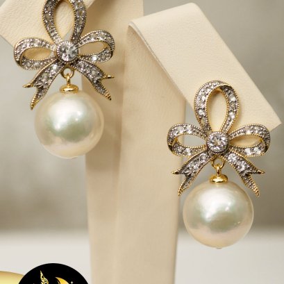 ต่างหูมุกแท้ริบบิ้นโบว์ มุกเอดิสันกึ่งบาร็อค สีขาว เกรด AA ขนาด 11-12 mm. ตัวเรือนเงินแท้ 92.5 ชุบทองประดับพลอยแท้ White Topaz  / SN0570YE134