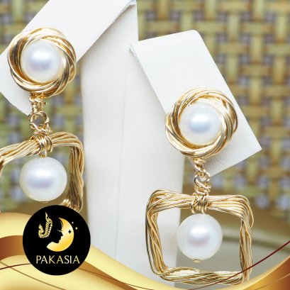 [14k Gold-filled] ต่างหูมุกในกรอบ4เหลี่ยม  น้ำจืดกลมขาว  8-9mm. AA+ / ฟ010