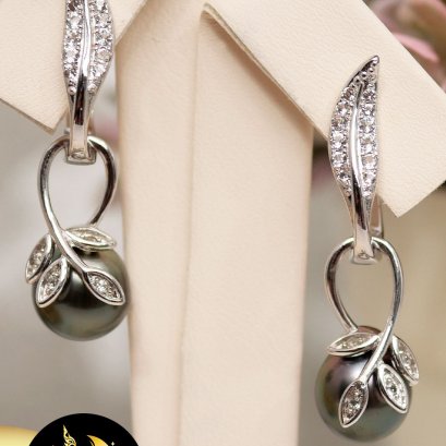 ต่างหู Latch Back ห้อยก้านมะกอก มุกตาฮิติ สีดำ ทรงไข่ ขนาด 9-10 mm เกรด AA+ เม็ดมุกมีรอยรรมชาติ ±5% ตัวเรือนเงินแท้ ชุบทองคำขาว ประดับพลอยแท้ White Topaz / E594