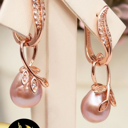 ต่างหู Latch Back ห้อยก้านมะกอก มุกสีม่วงโอลด์โรส ทรงบาร็อค ขนาด 9.8-11 mm เกรด AA+ ตัวเรือนเงินแท้ ชุบPink Gold ประดับพลอยแท้ White Topaz  / E593