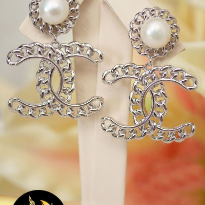 ต่างหูแชแนลห้อยมุก มุกน้ำจืดคัดเกรด สีขาว ทรงซาลาเปา ขนาด 8-9 mm เกรด AA+ ตัวเรือนเงินแท้ 92.5 ชุบทองคำขาว / E813