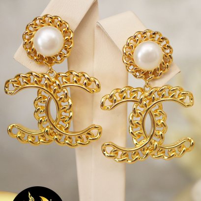 ต่างหูแชแนลห้อยมุก มุกน้ำจืดคัดเกรด สีขาว ทรงซาลาเปา ขนาด 8-9 mm เกรด AA+ ตัวเรือนเงินแท้ 92.5 ชุบทอง / E811