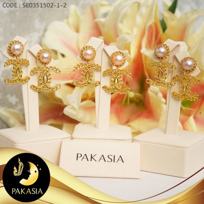 ต่างหูแชแนลห้อยมุก มุกน้ำจืดคัดเกรด สีพีช ทรงซาลาเปา ขนาด 10-11 mm เกรด AA+ ตัวเรือนเงินแท้ 92.5 ชุบทอง / E812