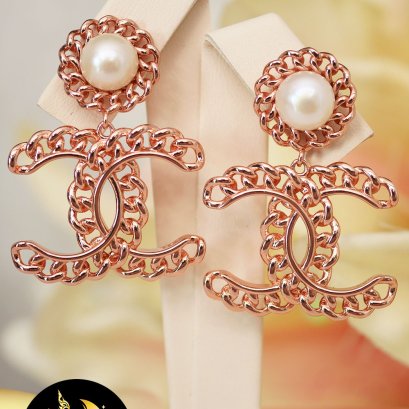 ต่างหูแชแนลห้อยมุก มุกน้ำจืดคัดเกรด สีขาว ทรงซาลาเปา ขนาด 8-9 mm เกรด AA+ ตัวเรือนเงินแท้ 92.5 ชุบ Pink Gold / E814