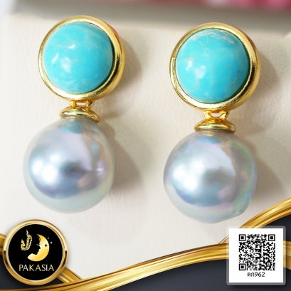 ต่างหู Turquoise ทรงโดม Jacket หางหนูห้อยไข่มุก Akoya น้ำเค็มคัดเกรด สี Blue Rose ทรงบารอก ขนาด 8.5 mm เกรด AAA ตัวเรือนต่างหูแบบ Jacket หางหนูสามารถถอดส่วนห้อยไข่มุกออกได้ อะไหล่เงินแท้ 925 ชุบทอง ประดับ Turquoise 2 ct / 28.11.64