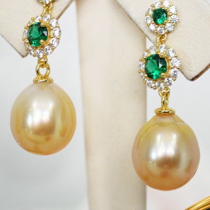 (เปิดขายเฉพาะใน Live) ต่างหูเพชรล้อมมรกตห้อยไข่มุก ไข่มุก South Sea น้ำเค็มคัดเกรด สีทอง Two Tone (Light Gold) ทรงหยดน้ำ ขนาด 10.5 mm เกรด AA ตัวเรือนต่างหูแบบห้อย เงินแท้ 925 ชุบทอง ประดับมรกตสังเคราะห์ และเพชร CZ / 1.12.64