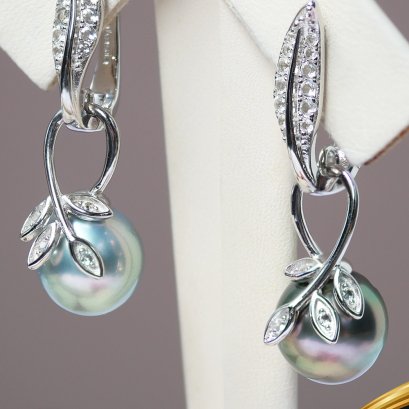 ต่างหู Jacket ส่วนห้อยไข่มุกตาฮิติ ส่วนห้อยใบมะกอกถอดออกได้ ไข่มุกตาฮิติน้ำเค็มคัดเกรด สี Fancy ทรงเกือบกลม-ไข่ ขนาด 9.5-10.0 mm เกรด AA+ ตัวเรือน ต่างหู Latch Back ใบไม้ เงินแท้ 925 ชุบทองคำขาว ประดับพลอยแท้ White Topaz / 9.1.65