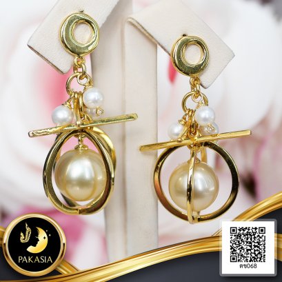 ต่างหูไข่มุกระย้า Collection "Golden Treasure" ไข่มุก South Sea สายพันธุ์น้ำเค็มคัดเกรด สีทอง Light Gold ทรงเกือบกลม ขนาด 11.0 mm เกรด AA+ ประดับด้วย ไข่มุกสายพันธุ์น้ำจืดคัดเกรด สีขาว ทรงกลม ขนาด 4.0 mm เกรด AA+ ตัวเรือน เงินแท้ 925