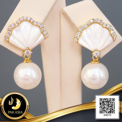 ต่างหูไข่มุก Sea Shell ประดับเพชร ไข่มุก Edison สายพันธุ์น้ำจืดคัดเกรด สีขาว ทรงเกือบกลม - กลม ขนาด 9.5-10.0 mm เกรด AA+ ตัวเรือนต่างหูเงินแท้ 925 ชุบสีทอง ประดับเพชร CZ / 9.1.65