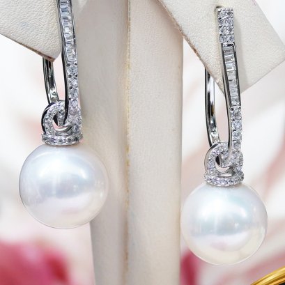 ต่างหู Jacket ตัวเรือน Latch Back ยาว ประดับเพชร ห้อยไข่มุก Edison สายพันธุ์น้ำจืดคัดเกรด สีขาว ทรงกลม ขนาด 12.0 mm เกรด A+ ตัวเรือนต่างหูแบบ Jacket สามารถถอดส่วนห้อยออกได้ เงินแท้ 925 ชุบสีทองคำขาว ประดับเพชร CZ/ 19.1.65