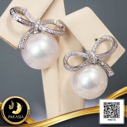 (เปิดขายใน Live เท่านั้น) ต่างหูโบว์ประดับเพชร หางริบบิ้นไข่มุก ไข่มุก Edison สายพันธุ์น้ำจืดคัดเกรด สีขาว ทรงเกือบกลม-กลม ขนาด 12.0 mm เกรด AA ตัวเรือนต่างหูเงินแท้ 925 ชุบสีทองคำขาว ประดับเพชร CZ / 12.1.65