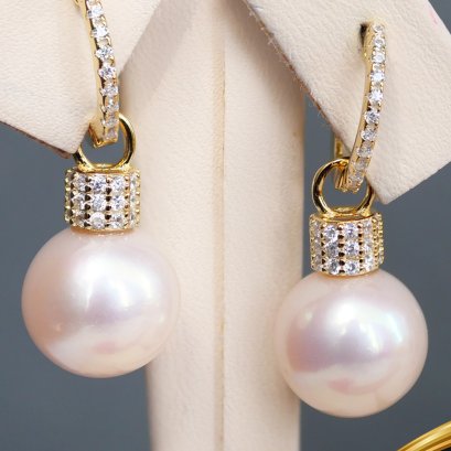 ต่างหู Latch Back ประดับเพชร CZ ส่วนห้อยไข่มุกแบบ Jacket สามารถถอดออกได้ ไข่มุก Edison สายพันธุ์น้ำจืดคัดเกรด สีขาว ทรงกลม ขนาด 10.0-11.0 mm เกรด A+ ตัวเรือนต่างหูแบบ Latch Back เงินแท้ 925 ชุบสีทอง ประดับเพชร CZ / 12.1.65