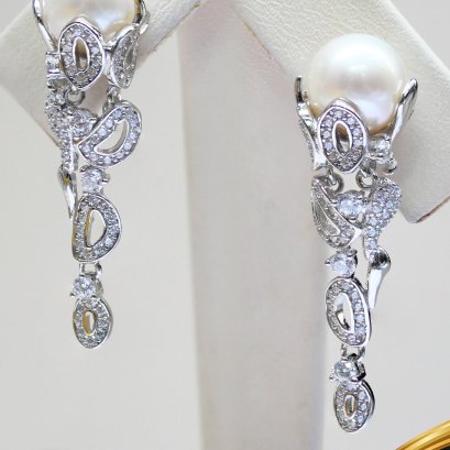 ต่างหู Collection "D'Lava" ประดับเพชร ไข่มุก Edison สายพันธุ์น้ำจืดคัดเกรด สีขาว ทรงกลม ขนาด 8.0 mm เกรด AA+ ตัวเรือนต่างหู เงินแท้ 925 ชุบสีทองคำขาว ประดับเพชร CZ / 16.1.65