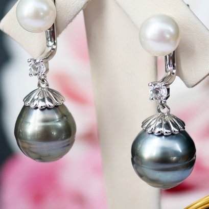 ต่างหู Jacket สไตล์ดิออร์ ไข่มุกทวิน ส่วนห้อยตัวแอลประดับพลอยแท้ ปรับระยะได้ ห้อยไข่มุกจุกจีบใหญ่ ไข่มุกบน ไข่มุก Edison น้ำจืดคัดเกรด สีขาว ทรงกลม ขนาด 7 mm เกรด AAA ไข่มุกส่วนห้อย ไข่มุกตาฮิติน้ำเค็ม คัดเกรด สีดำ - Two Tone ทรงบารอก ขนาด 12 mm เกรด AA /