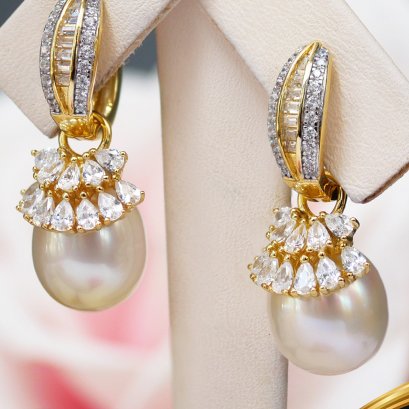 ต่างหู Jacket Collection เกอิชา ตัวเรือนแบบ Latch Back ไข่มุก South Sea น้ำเค็มคัดเกรด สีทอง ทรงหยดน้ำ ขนาด 10 mm เกรด AA ตัวเรือนต่างหูแบบ Latch Back ส่วนห้อย Jacket ถอดออกได้ เงินแท้ 92.5 ชุบทอง ประดับเพชร CZ / 19.1.65