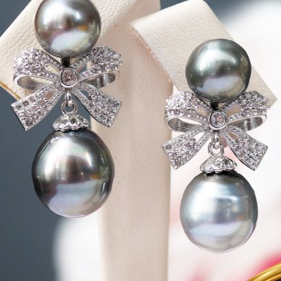 ต่างหูโบว์ใหญ่พลอยแท้ ไข่มุกทวิน ไข่มุกเม็ดบนไข่มุก ตาฮิติ น้ำเค็มคัดเกรด สีดำ - Two Tone ทรงบารอก ขนาด 8 เกรด AA ห้อยไข่มุก ตาฮิติ น้ำเค็มคัดเกรด สีดำ - Two Tone ทรงบารอก ขนาด 12 mm เกรด AA เงินแท้ 92.5 ชุบทองคำขาว ประดับพลอยแท้ White Topaz 0.4 ct / 19.1