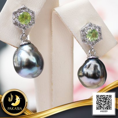 ต่างหูพลอยตัวเรือนหกเหลี่ยมประดับพลอยแท้ Peridot ล้อมพลอย White Topaz ห้อยไข่มุก ตาฮิติ น้ำเค็มคัดเกรด สีดำ - Two Tone ทรงบารอก ขนาด 9 mm เกรด AA ตัวเรือนต่างหู เงินแท้ 92.5 ชุบทองคำขาว ประดับพลอยแท้ Peridot และ White Topaz รวม 0.6 ct / 19.1.65