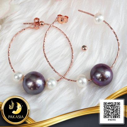 ต่างหูห่วง (Hoops) สามารถถอดไข่มุกเจาะทะลุออกได้ทุกเม็ด ไข่มุก Edison สีม่วง น้ำจืดคัดเกรด ขนาด 11 mm ตรงกลาง ประดับไข่มุกน้ำจืดคัดเกรด สีขาว ทรงกลม Off-Round ขนาด 6 mm เกรด AA ตัวเรือนห่วง เงินแท้ 92.5 ชุบ Pink Gold เส้นผ่านศุนย์กลางประมาณ 3.5 cm / 16.1.