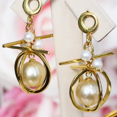 ต่างหูไข่มุกระย้า Collection "Golden Treasure" ไข่มุก South Sea สายพันธุ์น้ำเค็มคัดเกรด สีทอง Light Gold ทรงเกือบกลม ขนาด 11.0 mm เกรด AA+ ประดับด้วย ไข่มุกสายพันธุ์น้ำจืดคัดเกรด สีขาว ทรงกลม ขนาด 4.0 mm เกรด AA+ ตัวเรือน เงินแท้ 925 / 23.2.65