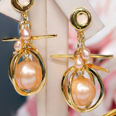 ต่างหูไข่มุกระย้า Collection "Golden Treasure" ไข่มุกสายพันธุ์น้ำจืดคัดเกรด สีพีช ทรงกลมและทรงข้าวสาร ขนาด 3.0-11.0 mm. เกรด AA+  ตัวเรือนต่างหู วัสดุเงินแท้ 925 / 27.2.65