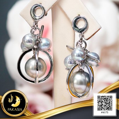 ต่างหูไข่มุกระย้า Collection "Golden Treasure" ไข่มุก ตาฮิติสายพันธุ์น้ำเค็มคัดเกรด สีเทา ทรงกลม ขนาด 11.0 mm เกรด AA ประดับด้วย ไข่มุก Akoyaสายพันธุ์น้ำเค็มคัดเกรด สี Blue Rose (Trade Term) ทรงบารอก ขนาด 7.0 mm เกรด AA ตัวเรือน เงินแท้ 925 ชุบส