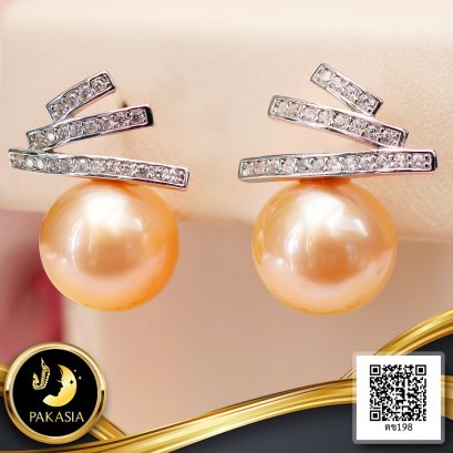 ต่างหูรุ้ง 3 สายไข่มุกประดับเพชร CZ ไข่มุก Edison น้ำจืดคัดเกรด สีพีช ทรงเกือบกลม ขนาด 9.5-10.3 mm เกรด AA+ ตัวเรือนต่างหู วัสดุเงินแท้ 925 ชุบสีทองคำขาว ประดับเพชร CZ / 23.2.65