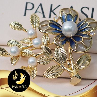 เข็มกลัดมุกลายดอกไม้สีน้ำเงิน   มุกทรง semi-round สีขาว เกรด AAA ขนาด 4.5-7mm.ตัวเรือนอัลลอยชุบทอง / SN0150YK155