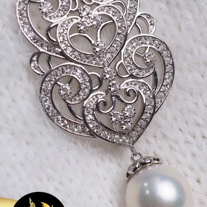 เข็มกลัดฉะลุลาย Collection pakasia  ห้อยมุกบาร็อค สีขาว ขนาด 11-12 mm. เกรด AA+ ตัวเรือนเงินแท้ 92.5 ชุบทองคำขาว ประดับพลอยแท้ White Topaz/ SN504YK173