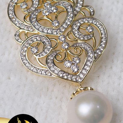 เข็มกลัดฉลุลาย Collection Pakasia ห้อยมุกบาร็อค สีขาว ขนาด 11-12 mm. เกรด AA+ ตัวเรือนเงินแท้ 92.5 ชุบทอง ประดับพลอยแท้ White Topaz / SN530YK172