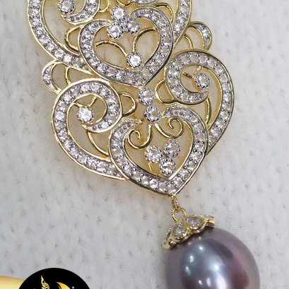 เข็มกลัดฉะลุลาย Collection Pakasia  ห้อยมุกบาร็อค สีม่วง ขนาด 11-12mm เกรด AA+ ตัวเรือนเงินแท้ 92.5 ชุบทอง ประดับพลอยแท้ White Topaz / SN550YK171