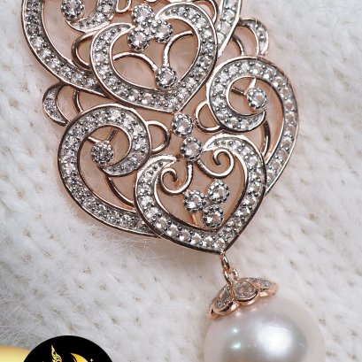 เข็มกลัดฉะลุลาย Collection Pakasia  ห้อยมุกบาร็อค สีขาว ขนาด 11-12 mm. เกรด AA+ ตัวเรือนเงินแท้ 92.5 ชุบ Pink Gold ประดับพลอยแท้ White Topaz / SB527YK175