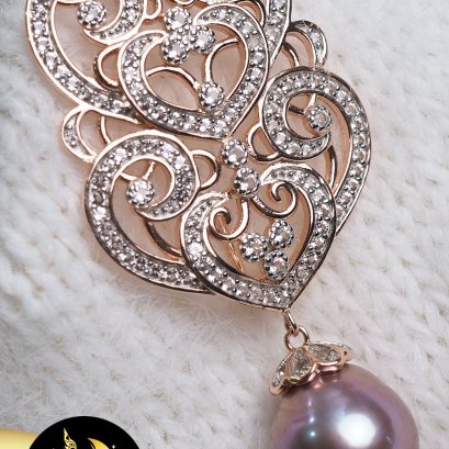 เข็มกลัดฉะลุลาย Collection Pakasia  ห้อยมุกบาร็อค สีม่วง ขนาด 11-12 mm. เกรด AA+ ตัวเรือนเงินแท้ 92.5 ชุบ Pink Gold ประดับพลอยแท้ White Topaz / SN557YK176