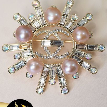 เข็มกลัดมุกพลุชาแนล  มุกแท้ ทรงซาลาเปานูน สีม่วง ขนาด 8-8.5mm. เกรด AA+ ตัวเรือน Alloy ชุบทอง / SN121YK157