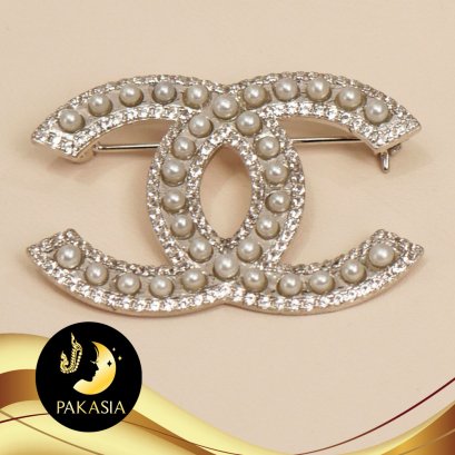 เข็มกลัดชาแนลมุกจิ๋วขาว ขนาด 2 - 2.5 mm เกรด AAA ตัวเรือนเงินแท้ชุบทองคำขาว ประดับพลอยแท้ White Topaz / SN0503YK168