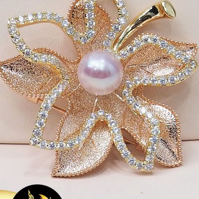 ** สินค้าหมด** เข็มกลัดมุกใบเมเปิ้ล ล้อมเพชร มุกสีม่วง ทรงซาลาเปา ขนาด 10 mm. เกรด AA+ ตัวเรือน Alloy ชุบ Pink Gold ประดับเพชร / SN0150YSSBCH1