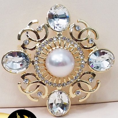 ** สินค้าหมด**เข็มกลัดแชแนล มุกกลางใหญ่ มุกซาลาเปา สีขาว ขนาด 10 mm เกรด AA+ ตัวเรือน Alloy ประดับพลอย/ SN0080XSSBCH2