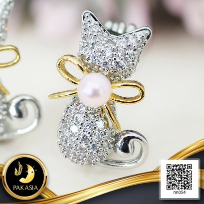 เข็มกลัดไข่มุกน้องเหมียวผูกโบว์ ประดับเพชร CZ ไข่มุก Akoya น้ำเค็มคัดเกรด สีขาว Overtone สีชมพู ทรงกลม ขนาด 3.5-4 mm เกรด AAA ตัวเรือนเข็มกลัด วัสดุ Alloy ชุบสีทองคำขาว ประดับเพชร CZ / 16.2.65
