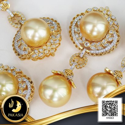 เข็มกลัดไข่มุกหรีดมะกอกรอยัลประดับพลอยแท้ ห้อยไข่มุก South Sea สายพันธุ์น้ำเค็มคัดเกรด สีทอง Deep-Dark Golden ทรงเกือบกลม - กลม ขนาดจัมโบ้ 13.0-14.0 mm. เกรด AA ตัวเรือนเข็มกลัด เงินแท้ 925 ชุบสีทอง ประดับพลอยแท้ White Topaz / 5.1.65