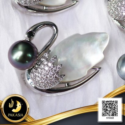 เข็มกลัดไข่มุกหงษ์ประดับเปลือกหอย ไข่มุกตาฮิติ สายพันธุ์น้ำเค็มคัดเกรด สีดำ ทรงเกือบกลม-กลม ขนาด 8.0-8.5 mm เกรด AA+ ตัวเรือนเข็มกลัด วัสดุ Alloy ชุบสีทองคำขาว ประดับเพชร CZ / 19.1.65