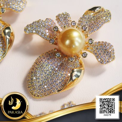 เข็มกลัดไข่มุกดอกกล้วยไม้ กลีบใหญ่ ประดับเพชร ไข่มุก South Sea สายพันธุ์น้ำเค็มคัดเกรด สีทอง Middle Gold ทรงเกือบกลม ขนาด 11.5 mm เกรด AA+ ตัวเรือนเข็มกลัด วัสดุ Alloy ชุบสีทอง ประดับเพชร CZ ขนาดตัวเรือน 4 x 5 cm. / 9.1.65